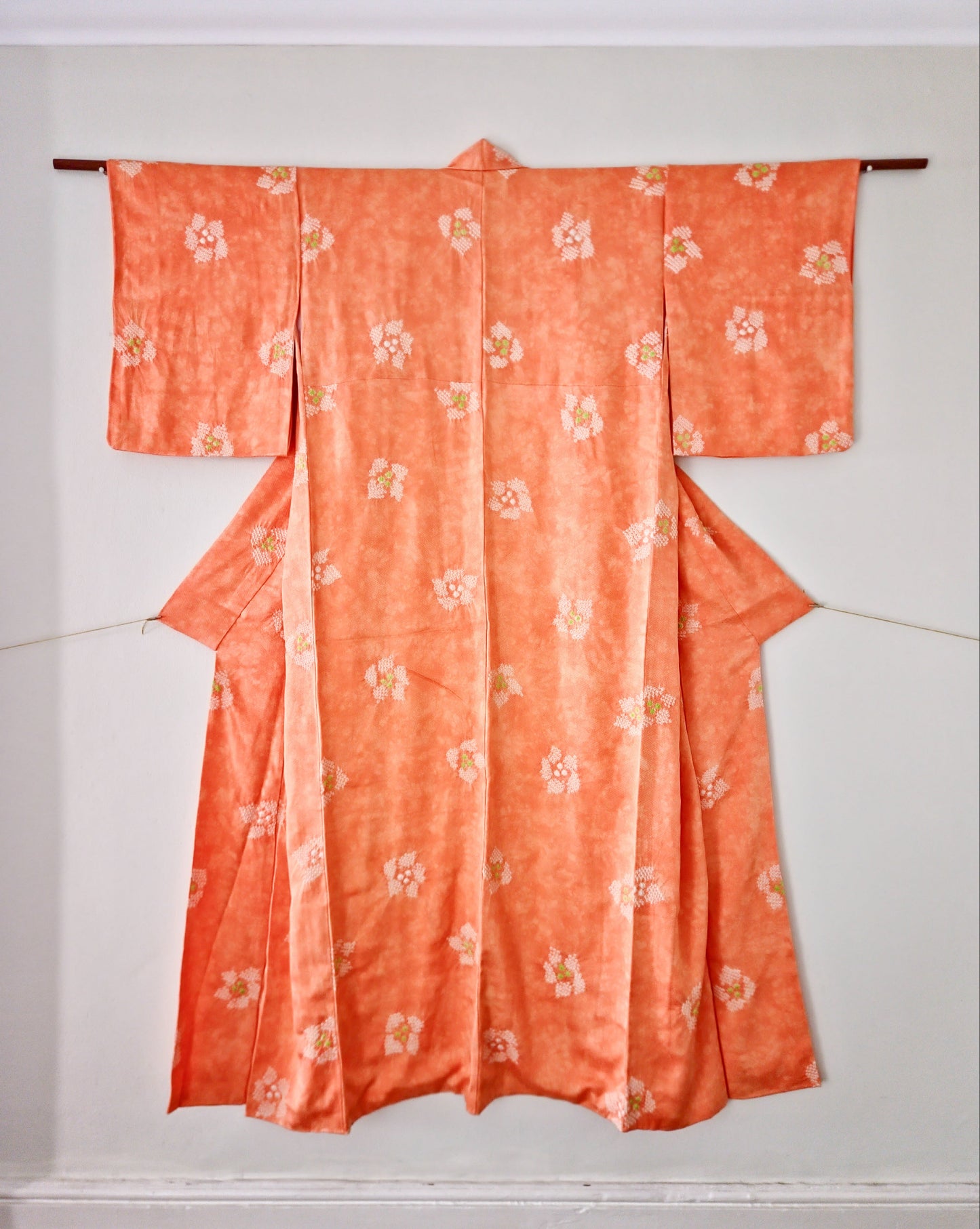 Coral jacquard komon kimono with shibori flower motif