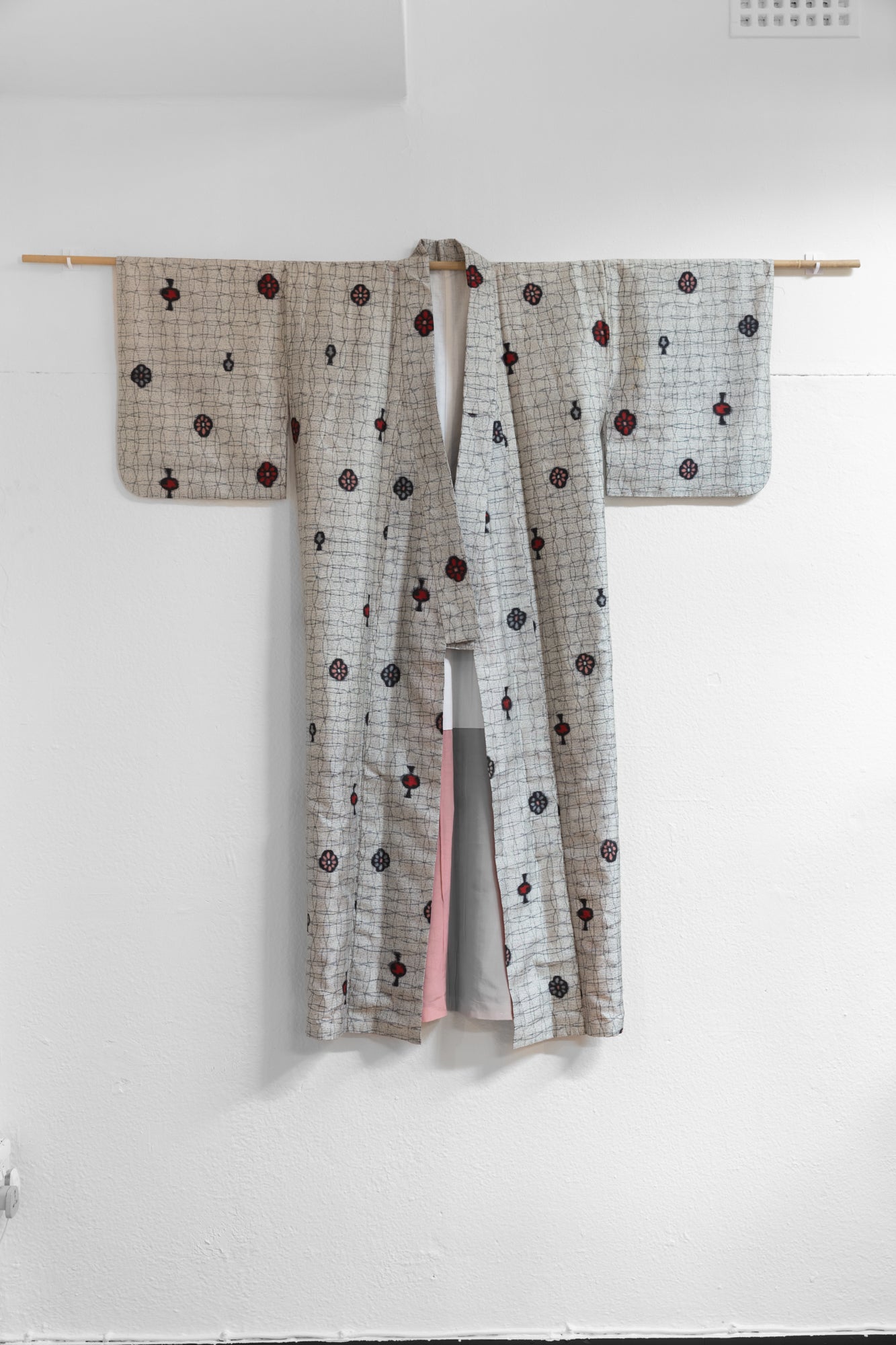 Heiyo Kasuri kimono white base with flowers and curves