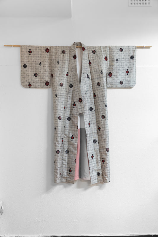 Heiyo Kasuri kimono white base with flowers and curves