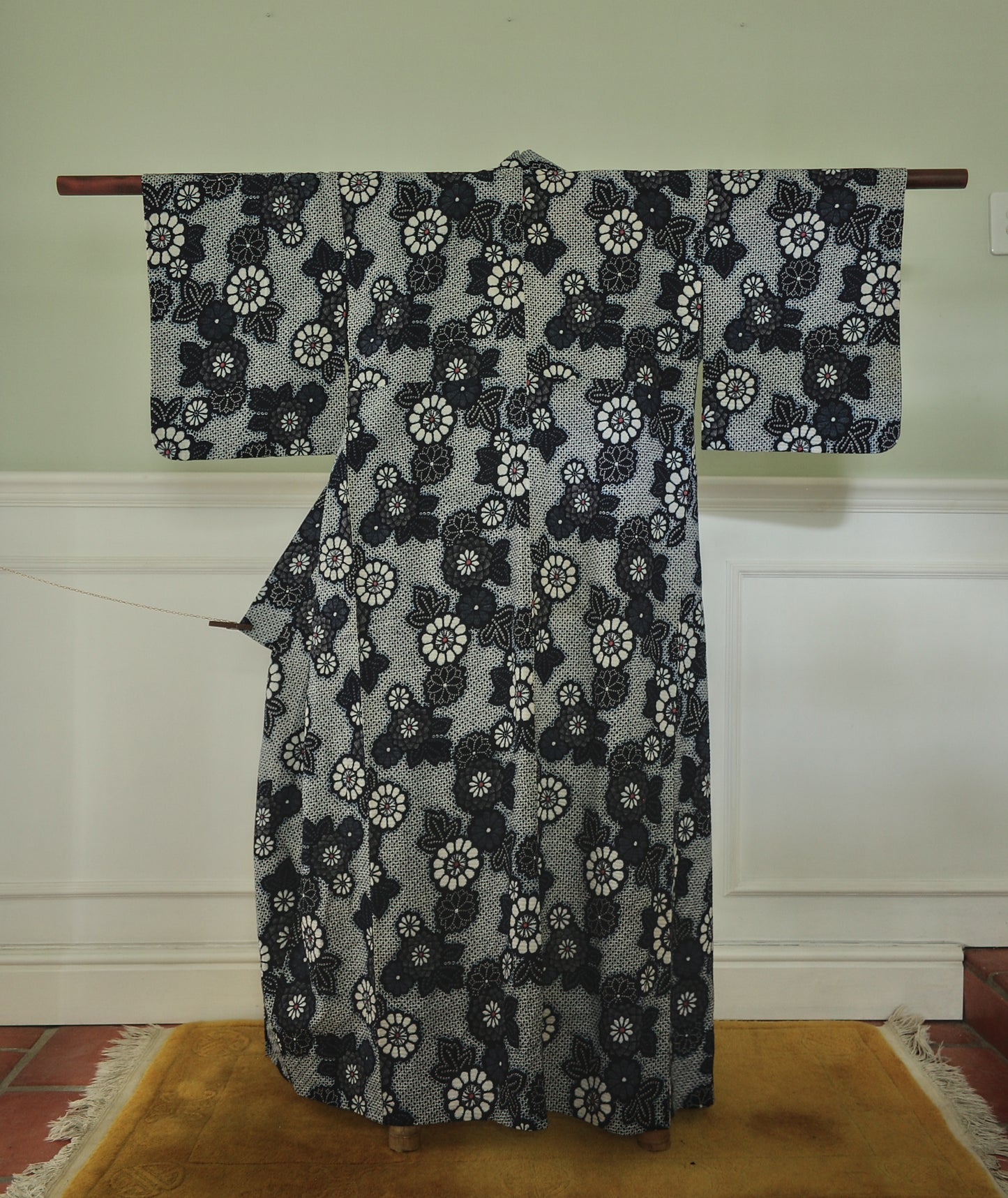 Cotton yukata with shibori indigo chrysanthemum print